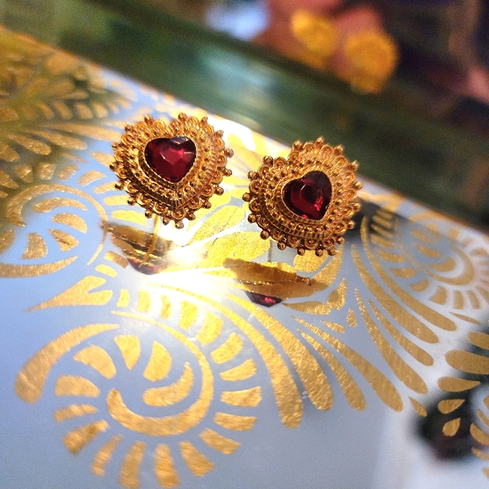VTG retro Red Heart ❤️ Golden studs!! 💋